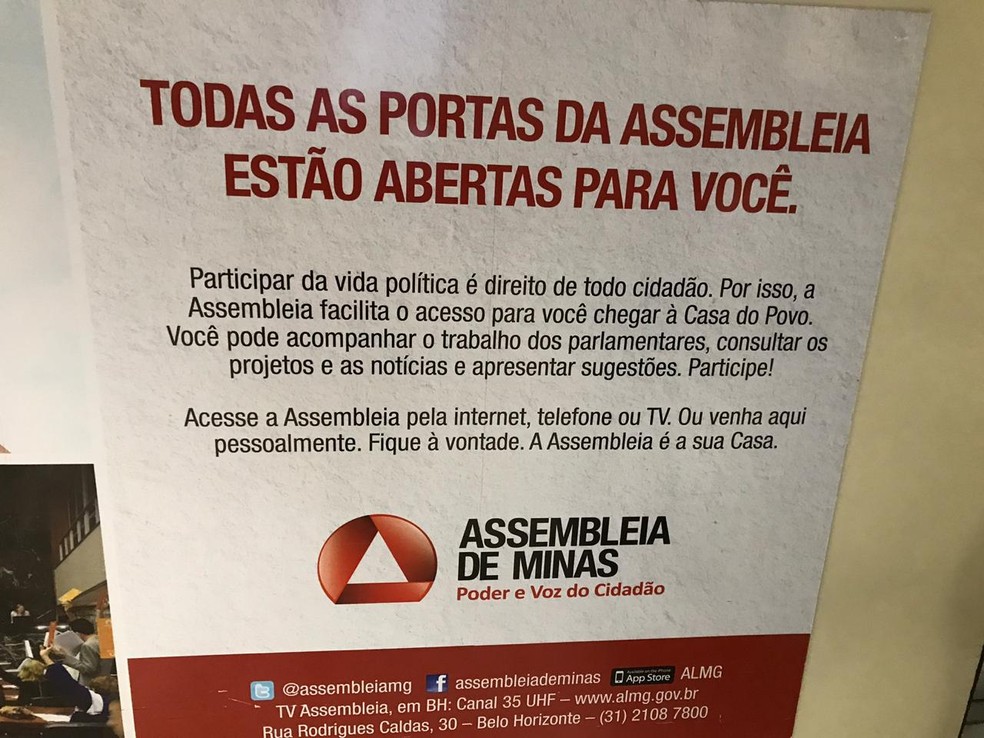 A placa diz que todas as portas da Assembleia estão abertas — Foto: Saulo Luiz/TV Globo