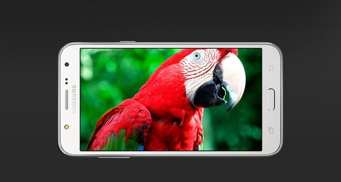 com 5,5 polegadas, a tela do J7 maior que a do J5. (Foto: Dilvulgação/Samsung)