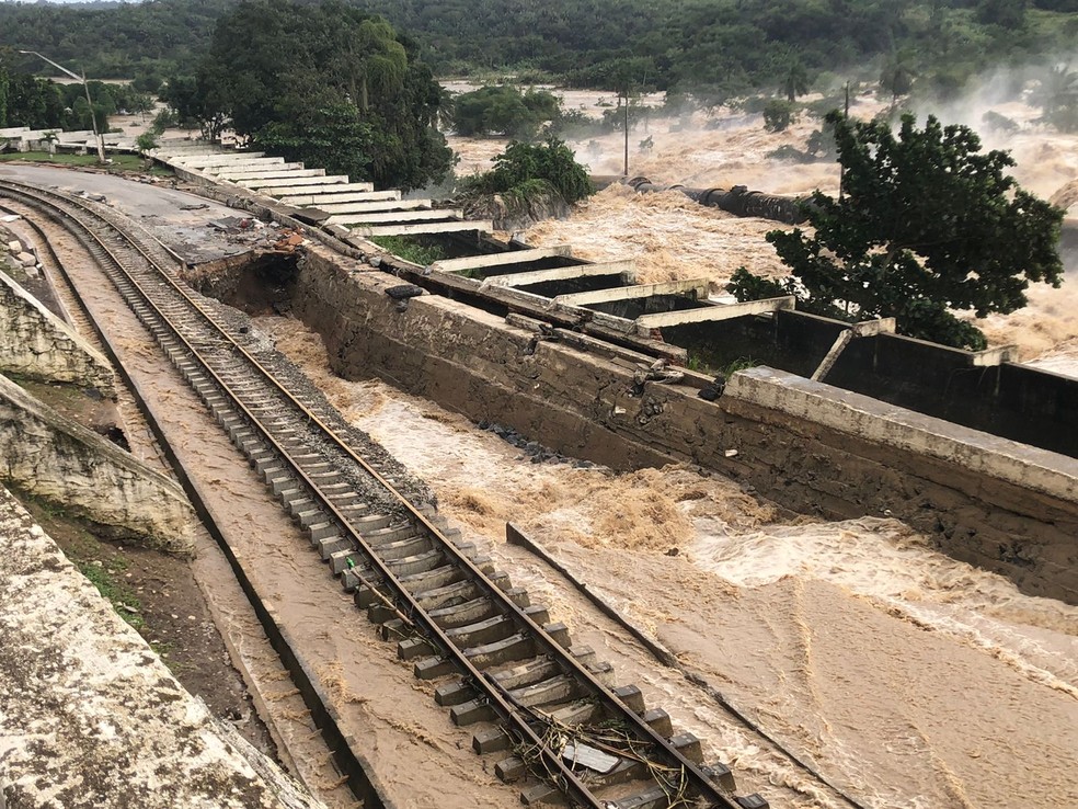 Em Rio Largo, a chuva causou maiores danos à malha ferroviária — Foto: Carolina Sanches/TV Gazeta