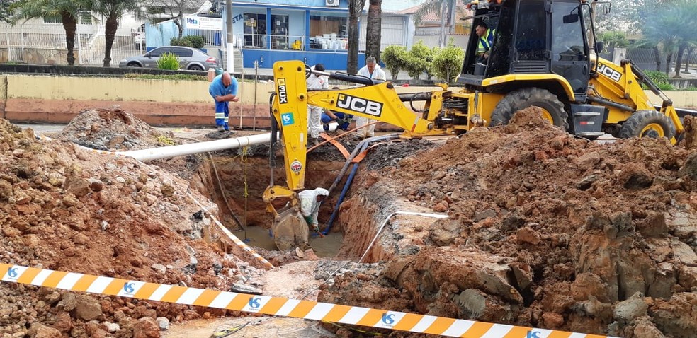 Sabesp realiza obras na avenida marginal, em S&atilde;o Roque (SP) &mdash; Foto: Arquivo Pessoal/Marcelo Roque