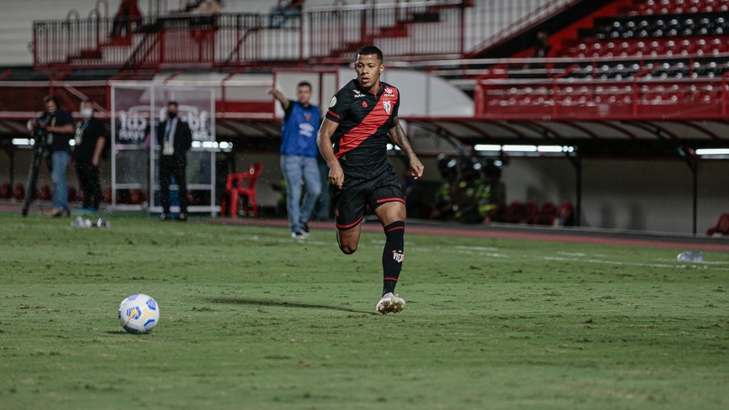 Marlon Freitas alerta para confronto direto contra o ...