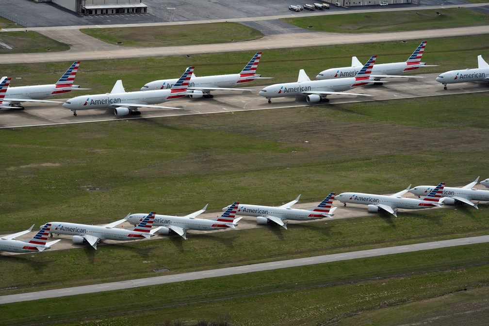 Aviões de passageiros da American Airlines são vistos estacionados no Aeroporto Internacional de Tulsa,  nos EUA, em 23 de março, devido à redução do número de voos para retardar a propagação da doença por coronavírus (COVID-19) — Foto: Nick Oxford/Reuters