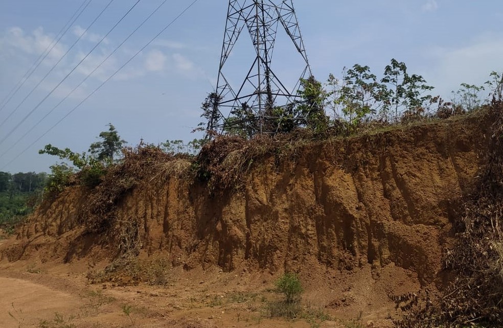 Base de torre de transmissão de energia elétrica afetada pela erosão  — Foto: Ascom/Semma