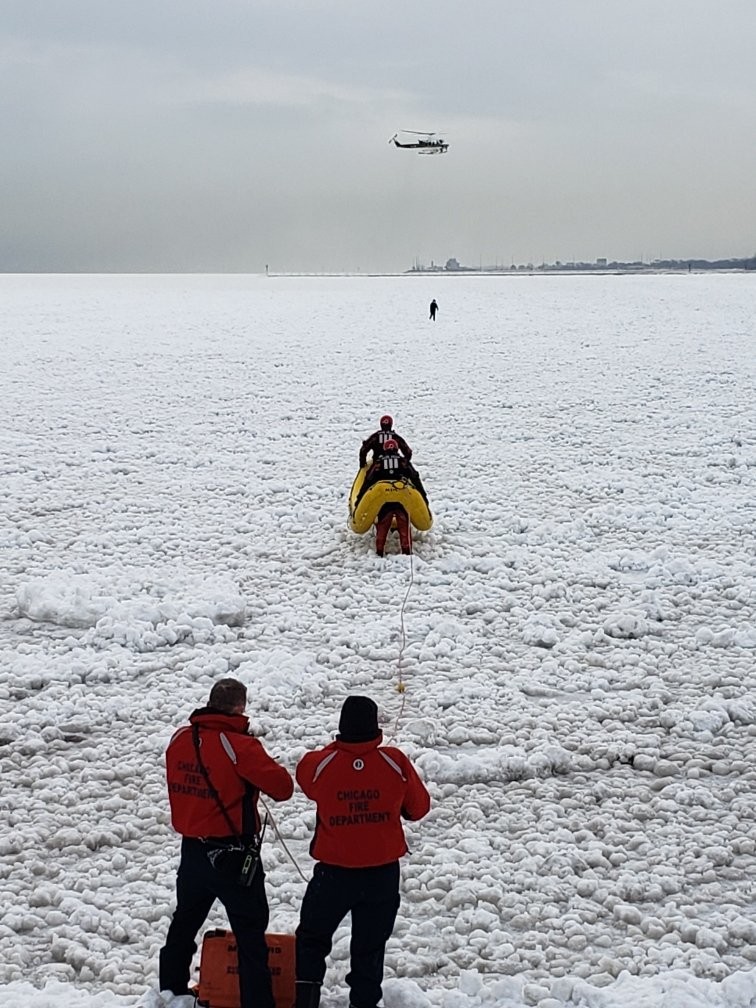 Departamento de bombeiros de Chicago resgata jovem de lago congelado após o gelo se romper (Foto: Reprodução/Twitter/Chicago Fire Media)