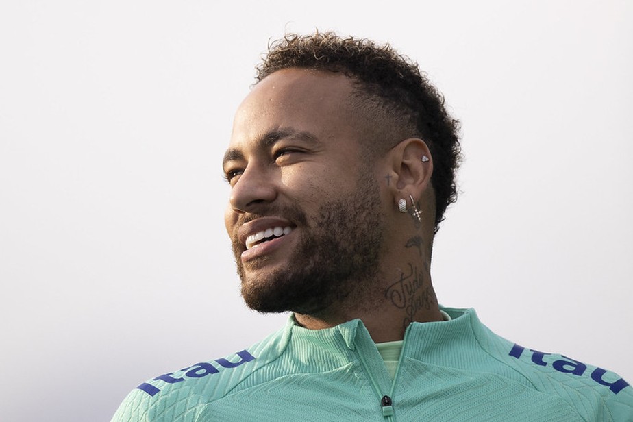 Neymar exibe sorriso ensolarado