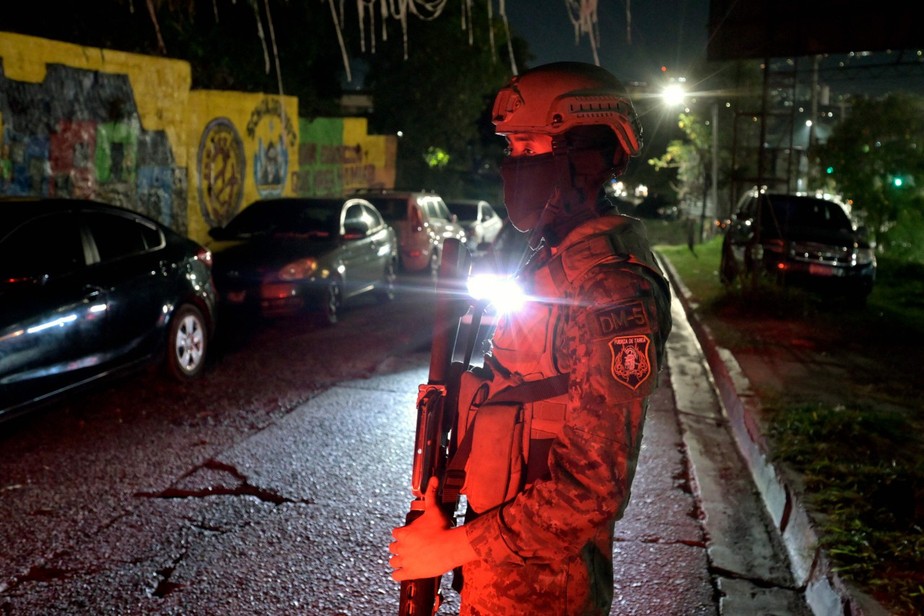 Um soldado patrulha as ruas após a declaração de estado de emergência do governo, em San Salvador, El Salvador, em março de 2022
