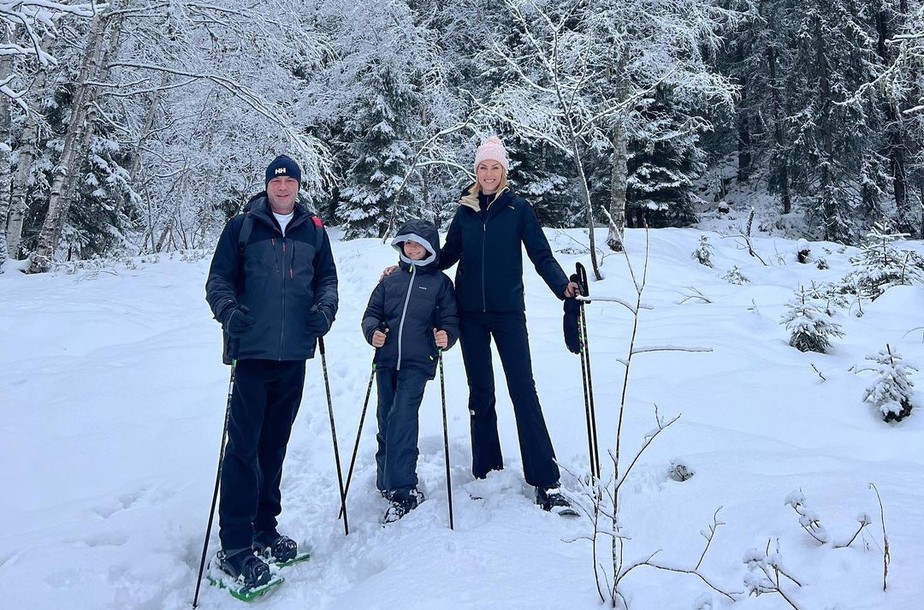 Ana Hickmann abre álbum de férias em família na neve
