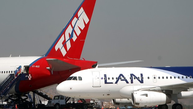 Aviões da LAN e da TAM são vistos em aeroporto : companhias juntam forças para criar gigante da aviação na América Latina, a Latam (Foto: Reuters)