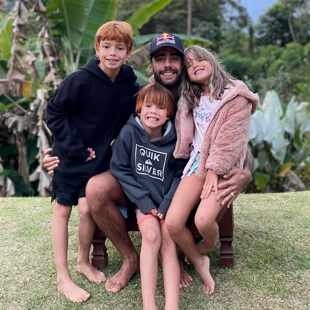 Pedro Scooby e os três filhos (Foto: Reprodução Instagram)