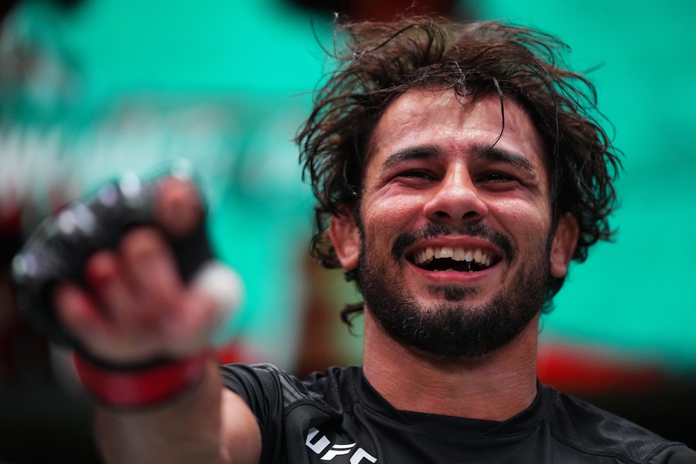 Alexandre Pantoja finalizou e pediu pela disputa de título — Foto: Getty Images