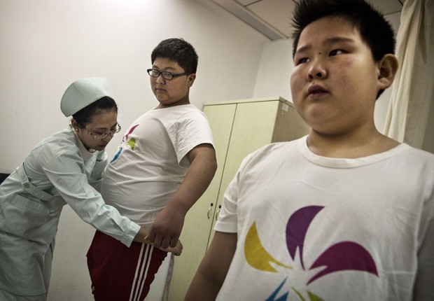 Enfermeira tira medidas em acampamento para crianças obesas na China: obesidade infantil está crescendo (Foto: Kevin Frayer/Getty Images)