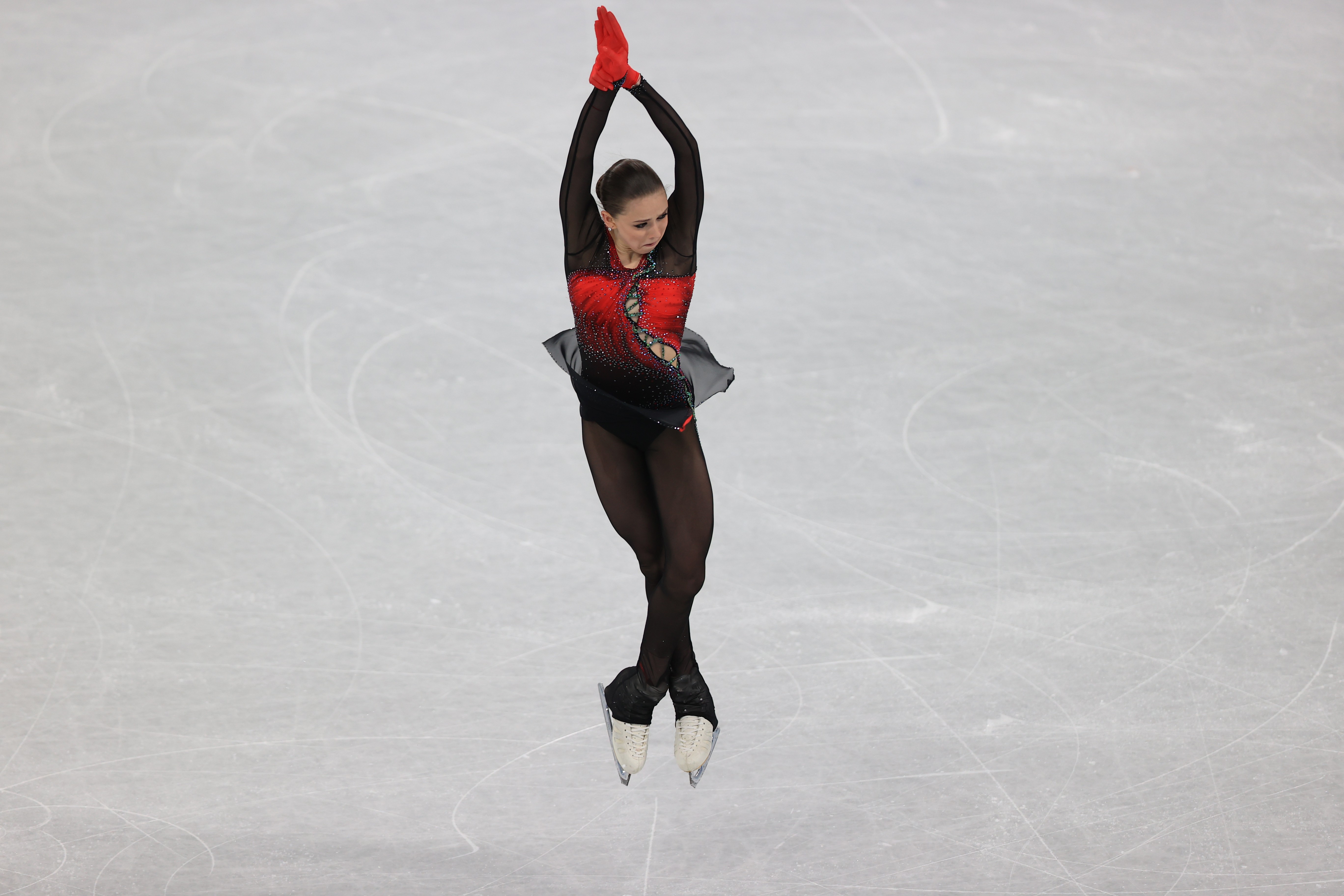 Kamila Valieva se tornou a primeira mulher a conseguir acertar o salto quádruplo nos Jogos Olímpicos de Inverno (Foto: Getty Images)