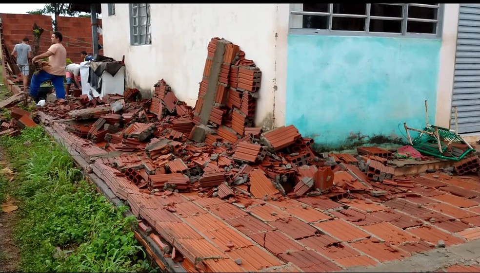 Moradores tiveram prejuízos após temporal em Gurupi — Foto: Débora Ciany/TV Anhanguera