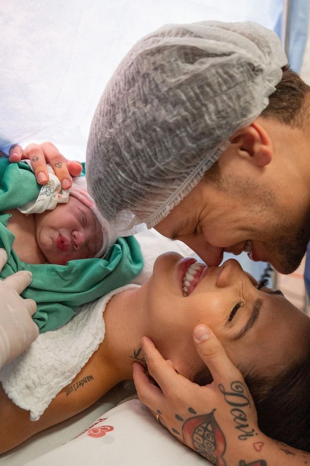 Gabi Brandt, Saulo e bebê (Foto: Reprodução / Instagram)