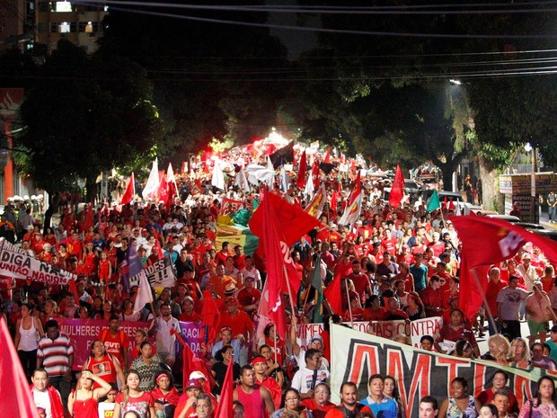 Caminhada reúne 35 mil em Belém, segundo organizadores. Manifestantes exibem faixas em defesa da democracia (Foto: Raimundo Paccó/ Framephoto/Estadão Conteúdo)