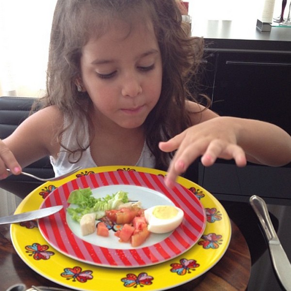 Maria comendo um prato de salada no almoço (Foto: Reprodução/Instagram)