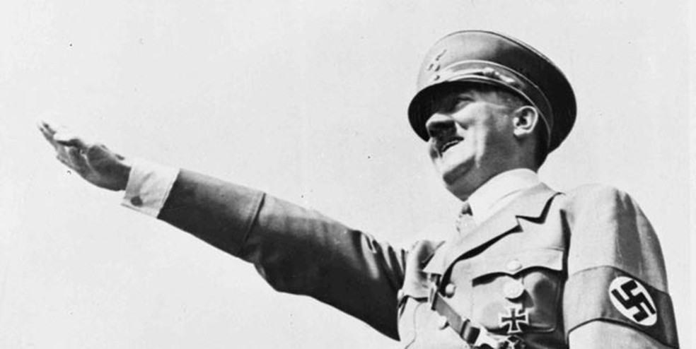 O ditador alemão Adolf Hitler diante de multidão em evento esportivo em Breslau em 31 de julho de 1938 — Foto: AP 