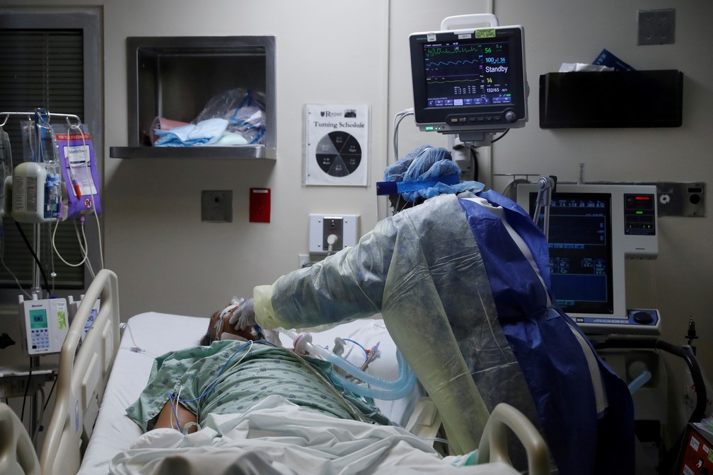 Paciente com Covid-19 é tratado em UTI de hospital em Chicago, nos EUA, no dia 22 de abril. — Foto: Shannon Stapleton/Reuters