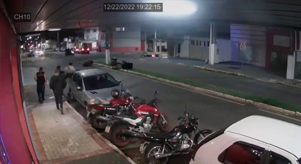 Envolvidos foram socorridos com ferimentos leves  — Foto: Câmeras de segurança/Itapetininga em Pânico