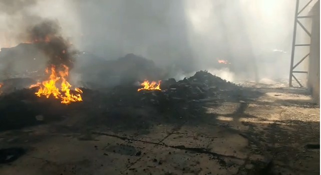 Galpão com borracha triturada pega fogo no distrito industrial de Araguaína