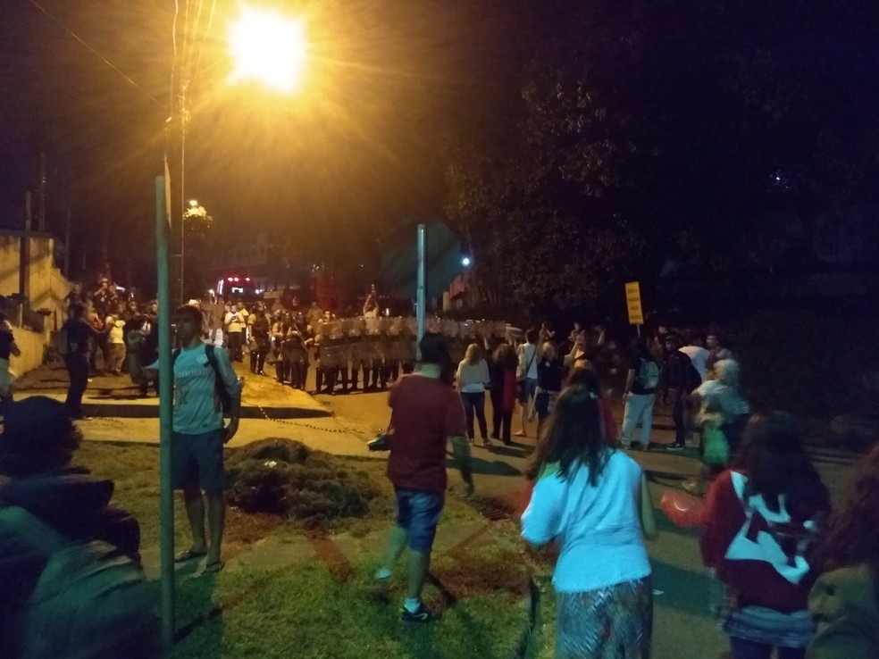 Manifestantes sendo dispersados pela PM; ao fundo, a superintendência da Polícia Federal, em Curitiba (Foto: Ederson Hising/G1 PR)