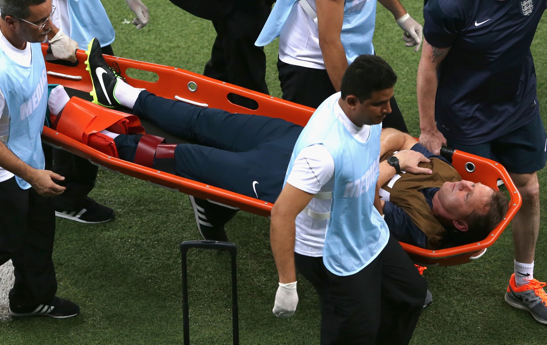O fisioterapeuta Gary Lewin no jogo Inglaterra X Itália em 14/06 (Foto: Getty Images)