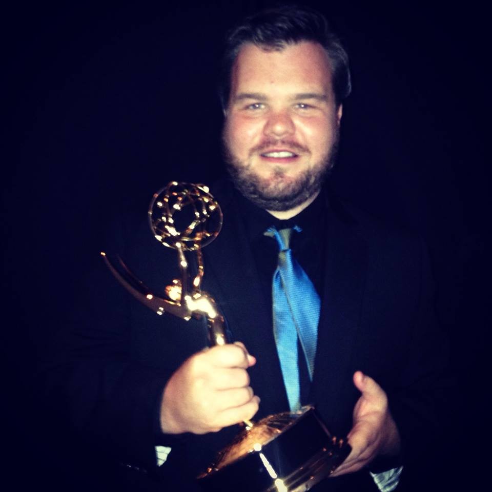 Ash Christian com o Emmy vencido em 2014 (Foto: Reprodução)