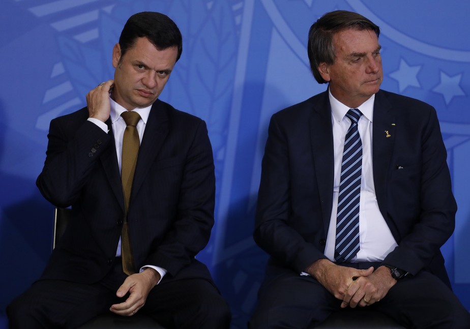 Anderson Torres, então ministro da Justiça, ao lado do ex-presidente Jair Bolsonaro