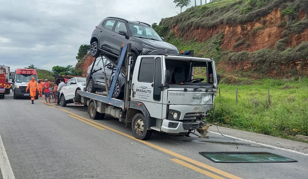 Duas pessoas morrem em um acidente na BR-381, em Governador Valadares  — Foto: Samuel Bonicontro/Inter TV dos Vales 