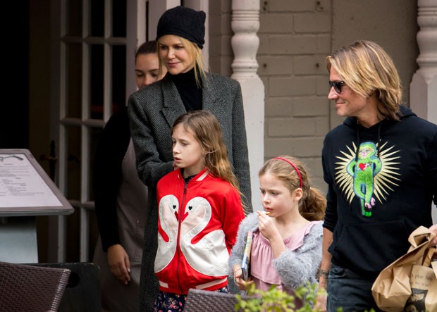 Nicole Kidman com o marido e as filhas (Foto: The Grosby Group)