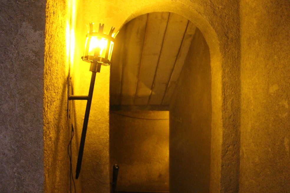 Tochas foram instadas pelos corredores e escadas do castelo de São Roque — Foto: Pâmela Ramos/ G1