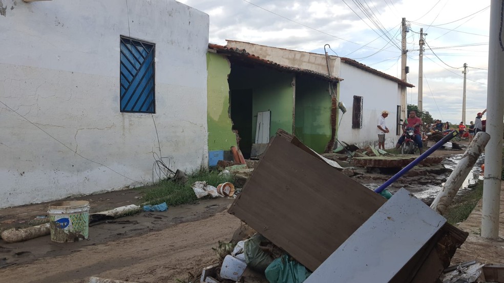 Agricultor perde sete casas destruídas pela forte chuva em Milha, no interior do Ceará. — Foto: Wandenberg Belém/SVM