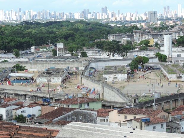 Famílias de presos do Complexo Prisional do Curado afirmam ver pouca diferença dois meses após tumultos (Foto: Katherine Coutinho / G1)