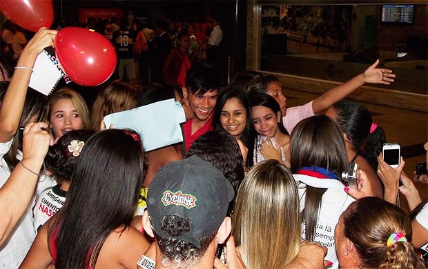 fã clube recebe ciro no aeroporto (Foto: Divulgação / E.C. Bahia)