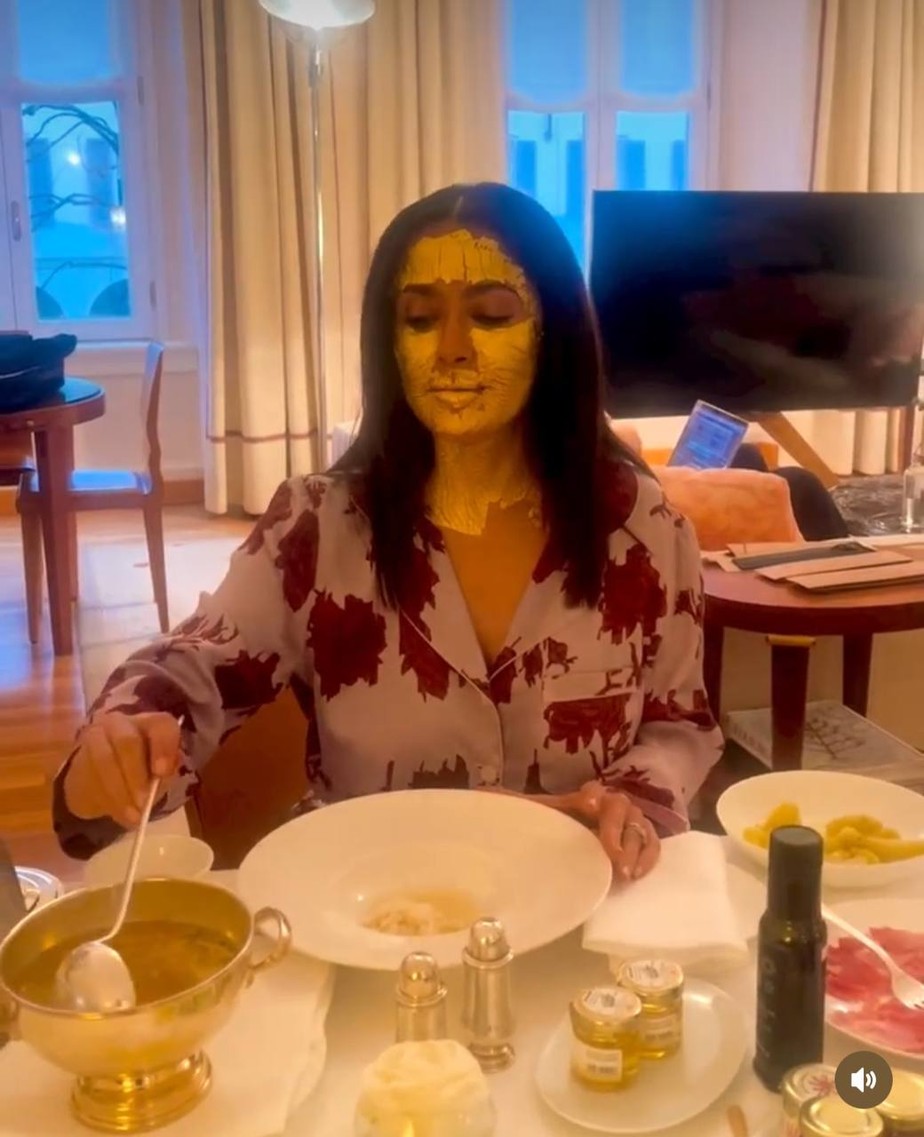 Salma Hayek se diverte ao usar máscara de ouro em jantar