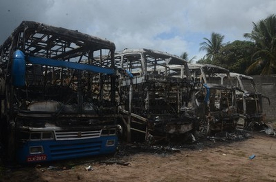 O esqueleto de ônibus que foram incendiados a mando de facção criminosa no RN