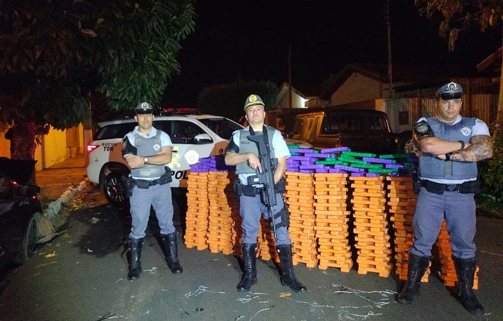 Centenas de tabletes apreendidos em Chavantes (SP) — Foto: Polícia Rodoviária/Divulgação