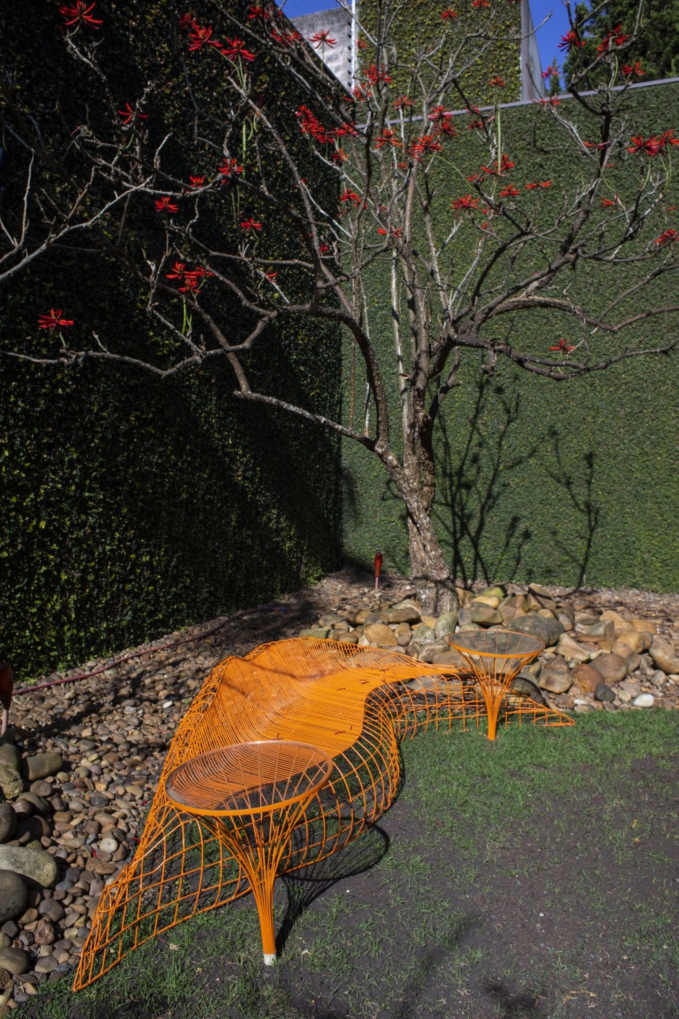 No jardim da residência, os bancos Ghost, também dos Campana, exclusivos para a morada — Foto: Deco Cury