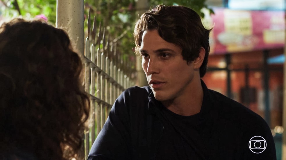 Rui (Romulo Arantes Neto) aparece na casa de Rita (Alanis Guillen) no meio da noite e diz que a ama, em 'Malhação - Toda Forma de Amar' — Foto: TV Globo