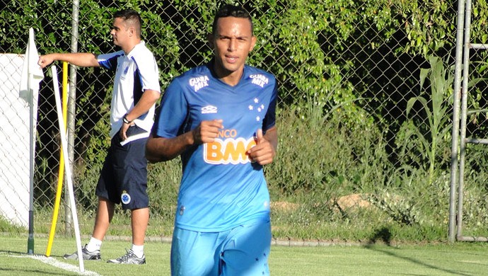Cruzeiro revela pedido do América-MG por lateral Gilson e volante Charles
