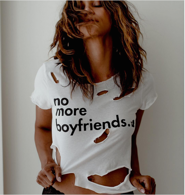 A atriz Halle Berry com a camisa com a afirmação “Chega de namorados” (Foto: Instagram)
