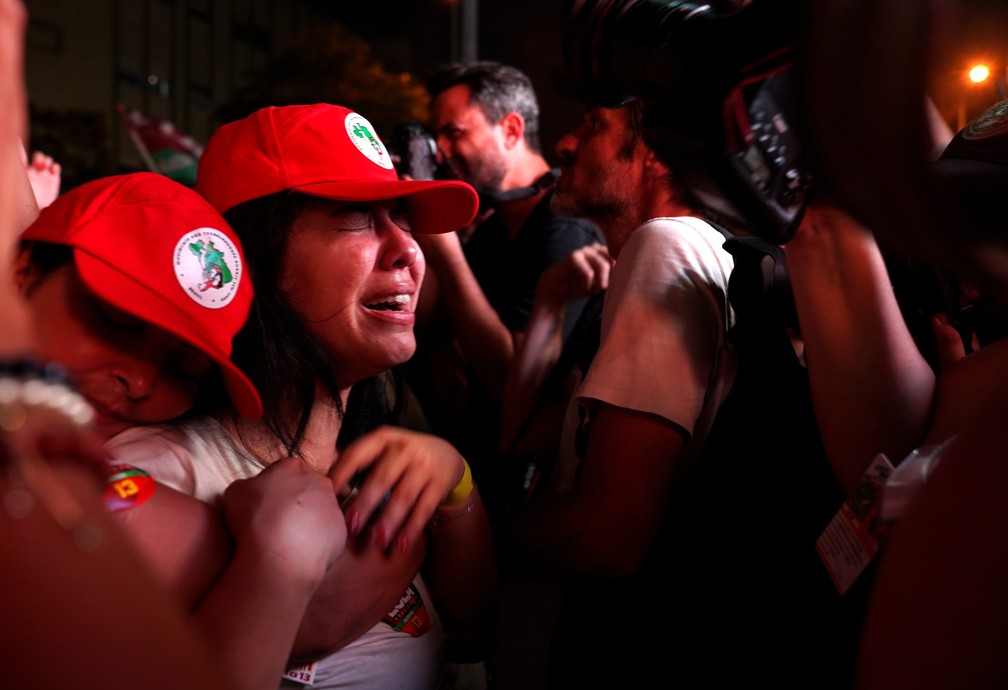 De vermelho, cariocas se abraçam com a vitória do PT  — Foto: Marcos Serra Lima/g1