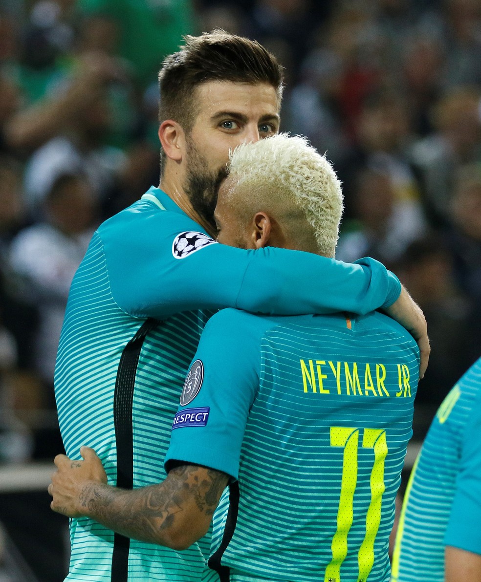 Piqué apontou que elenco torce para que Neymar volte ao Barcelona — Foto: Getty Images