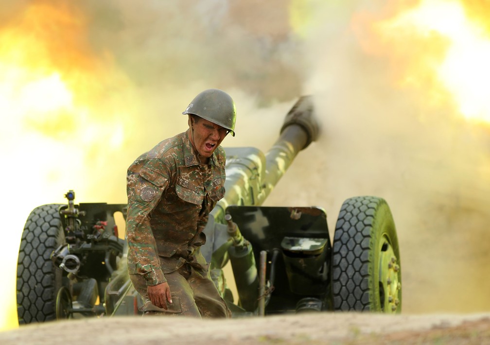 Soldado do Exército de Defesa de Nagorno Karabakh faz disparo contra as posições azeris na segunda-feira (28) — Foto:  Ministério da Defesa da Armênia / AFP