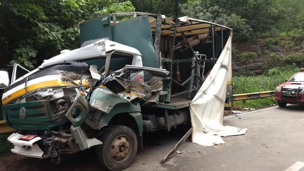 CaminhÃ£o colidiu com bitrem na BR-364 â€” Foto: PRF/Assessoria