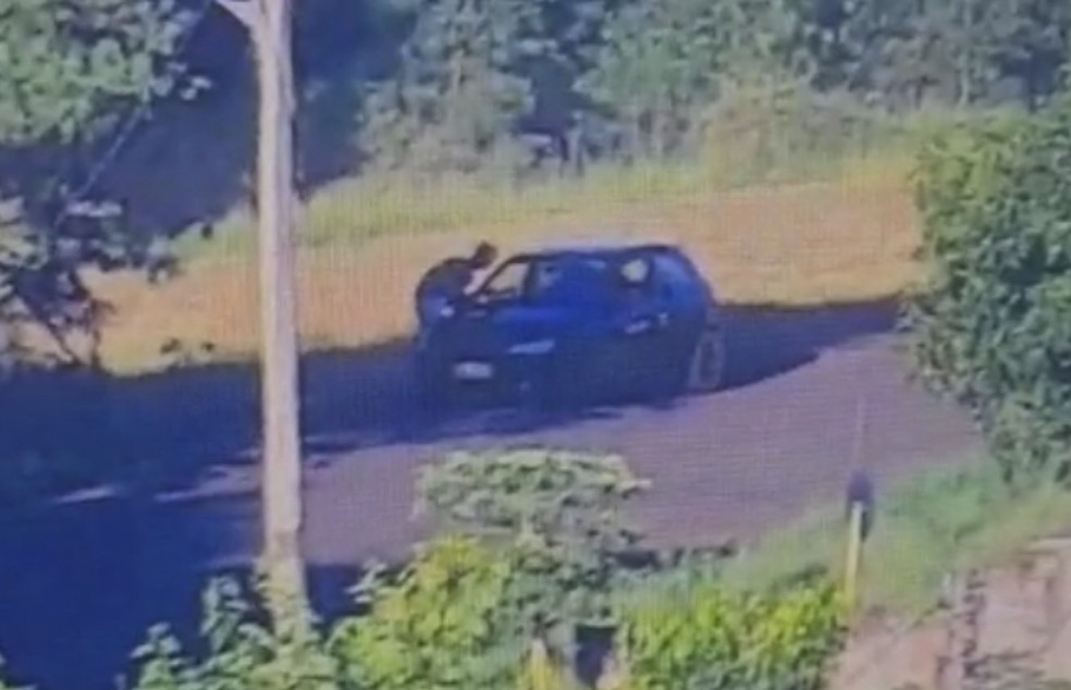Usuários pegavam drogas de carro em ponto de Lençóis Paulista — Foto: Polícia Civil/Divulgação