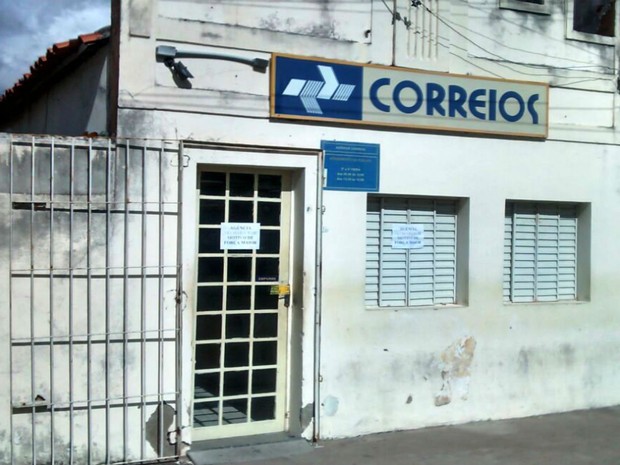 Agência dos Correios foi arrombada e teve cofre roubado na madrugada de domingo (24) (Foto: André Luiz - Site AL Notícias)