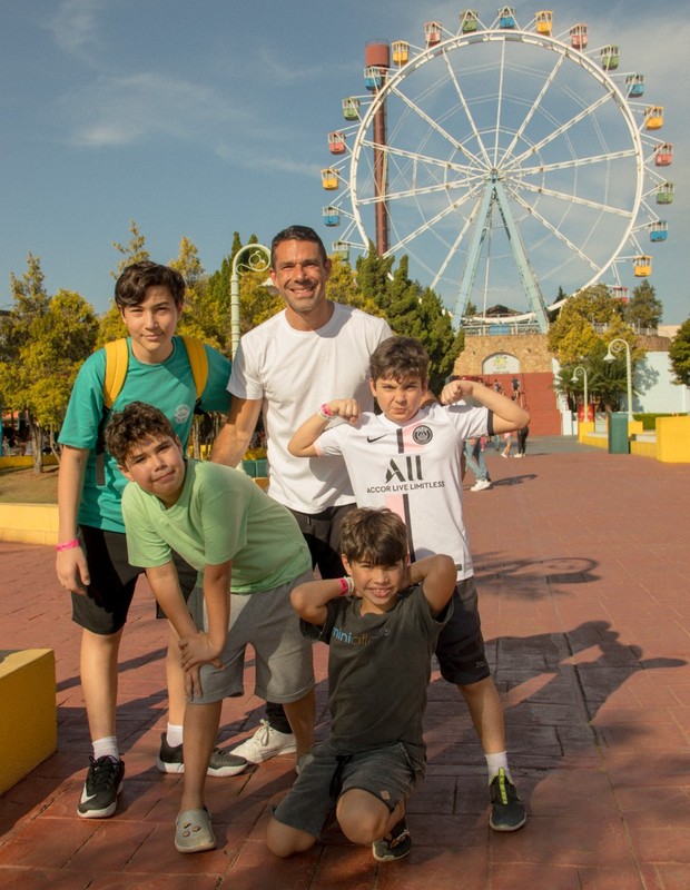 Marcus Buaiz curte parque com os filhos que teve com a ex-mulher, Wanessa Camargo, e sobrinhos (Foto: Hariel/ TBStudios)