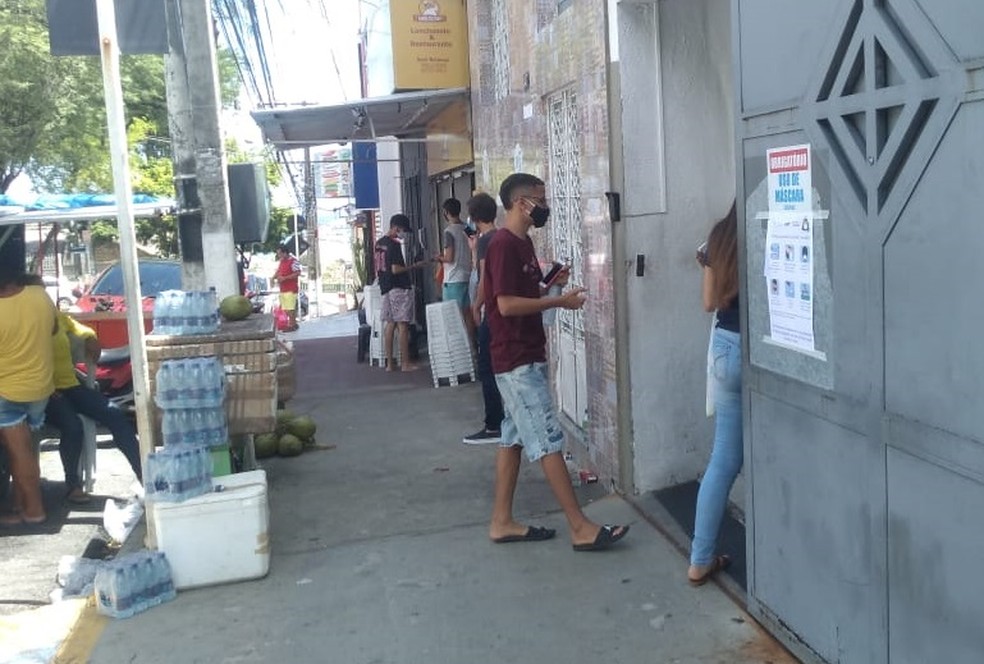 Entrada do 2º dia de provas do Enem sem aglomerações em Maceió — Foto: Carolina Sanches/TV Gazeta