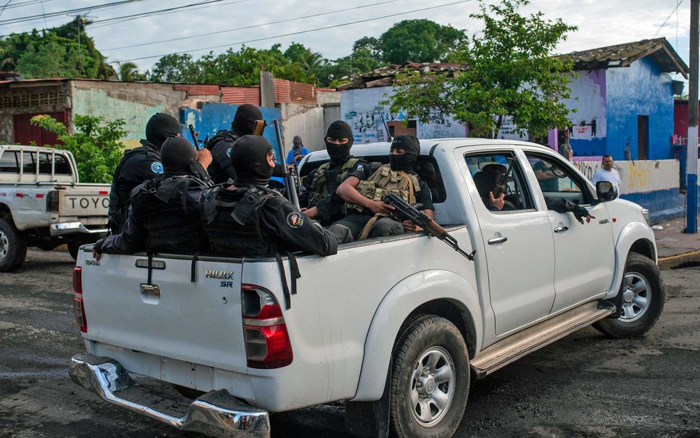 Caminhonete com policiais armados circulam pelo bairro Monimbo de Masaya, na Nicarágua (Foto: Cristibal Venegas / AP Photo)